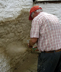 photo : Spray application of hydraulic lime based render - Introduction to Lime course