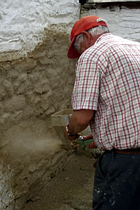 photo : Spray application of hydraulic lime based render